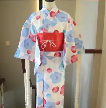 Подобряване на традиционно японско женско кимоно с принтом като цветове на череша, червен колан